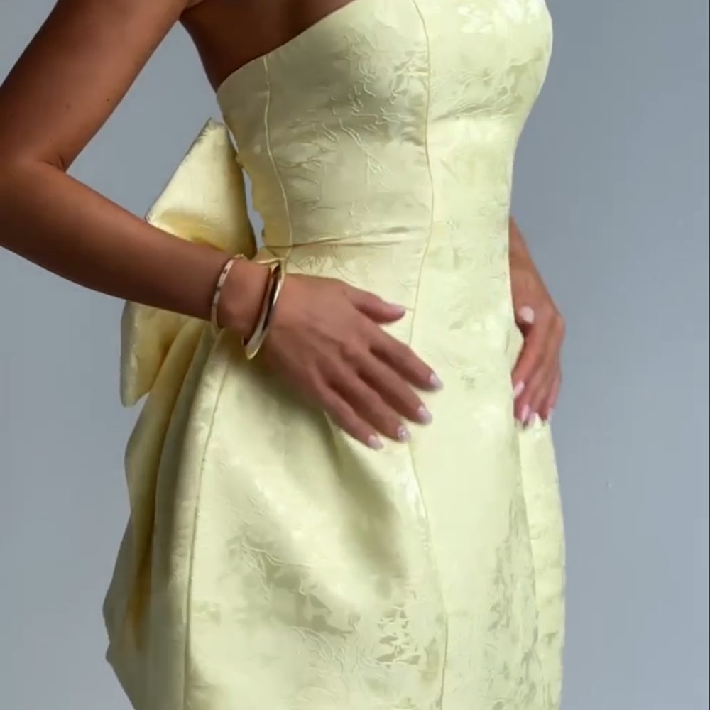 Chic Strapless Dress in Soft Yellow